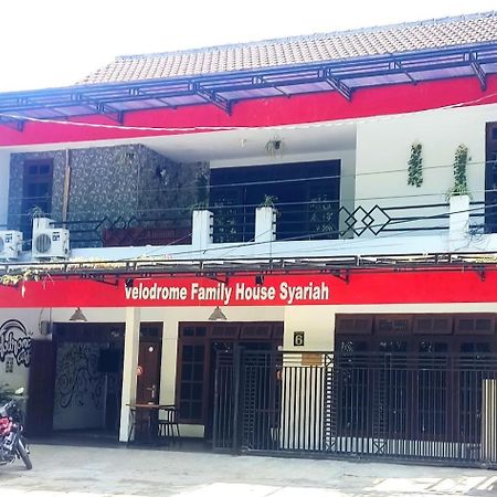 Отель Velodrome Family House Syariah Ngadipuro Экстерьер фото