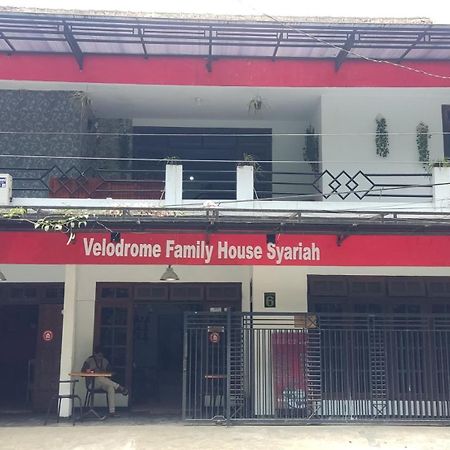 Отель Velodrome Family House Syariah Ngadipuro Экстерьер фото