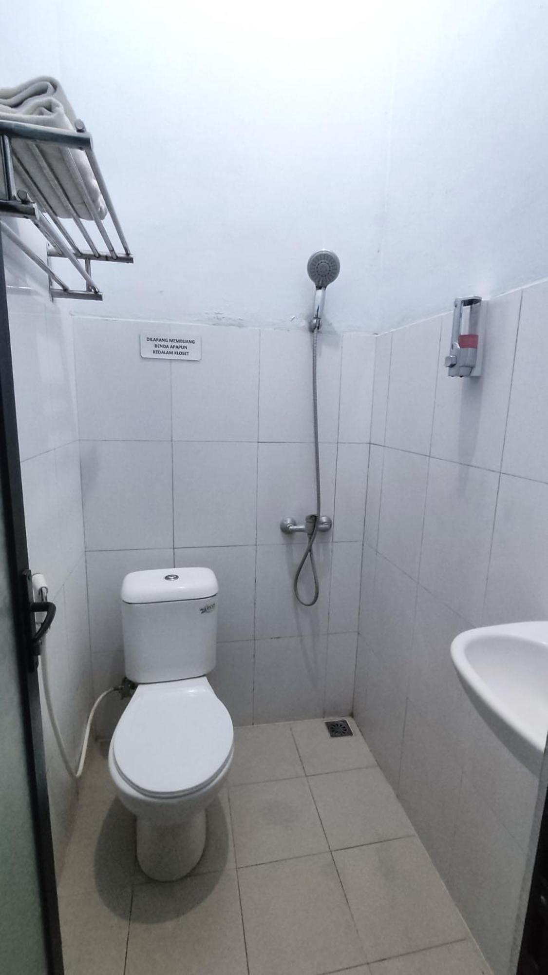 Отель Velodrome Family House Syariah Ngadipuro Экстерьер фото