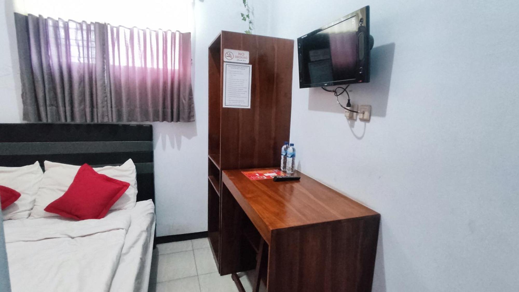 Отель Velodrome Family House Syariah Ngadipuro Экстерьер фото