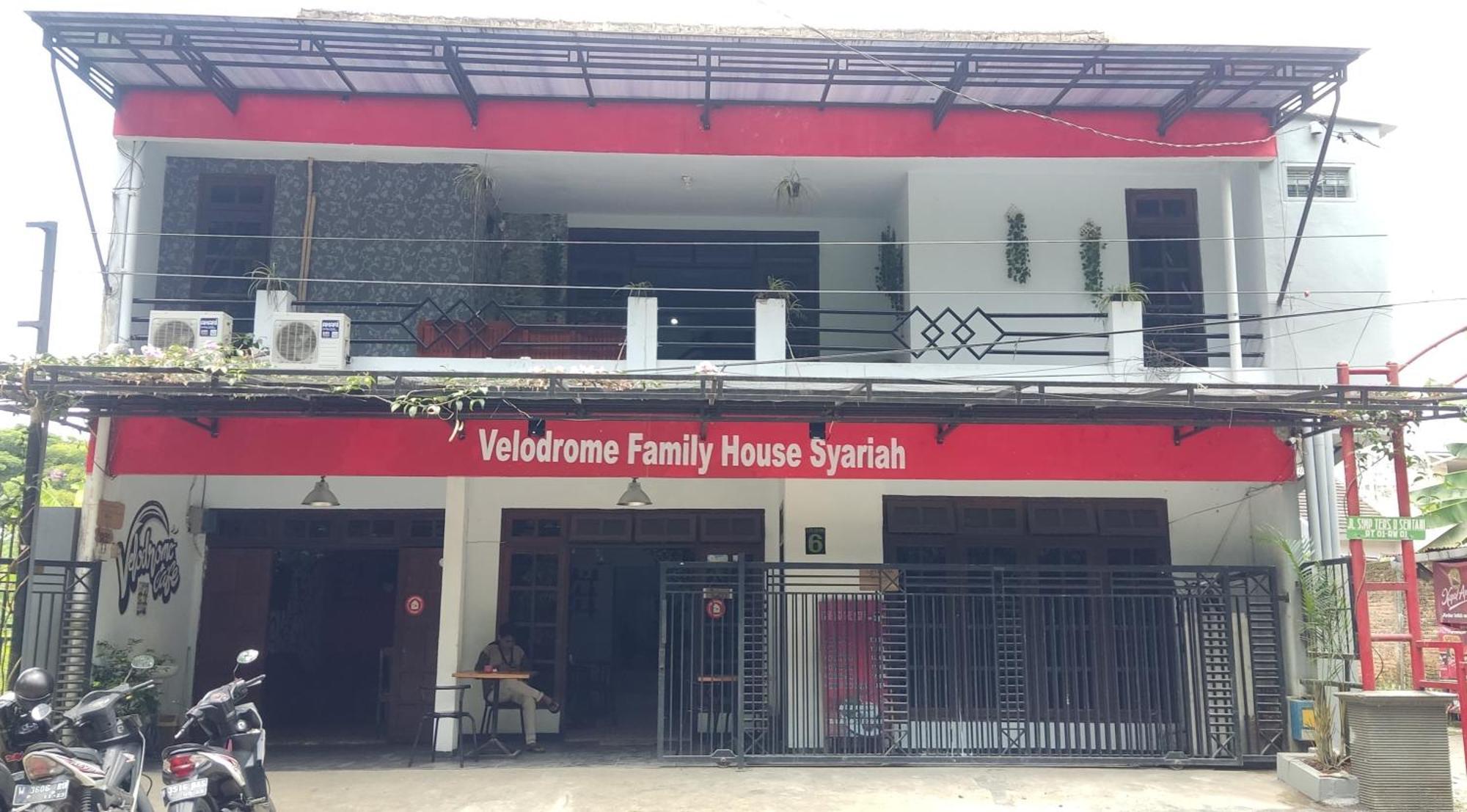 Отель Velodrome Family House Syariah Ngadipuro Экстерьер фото